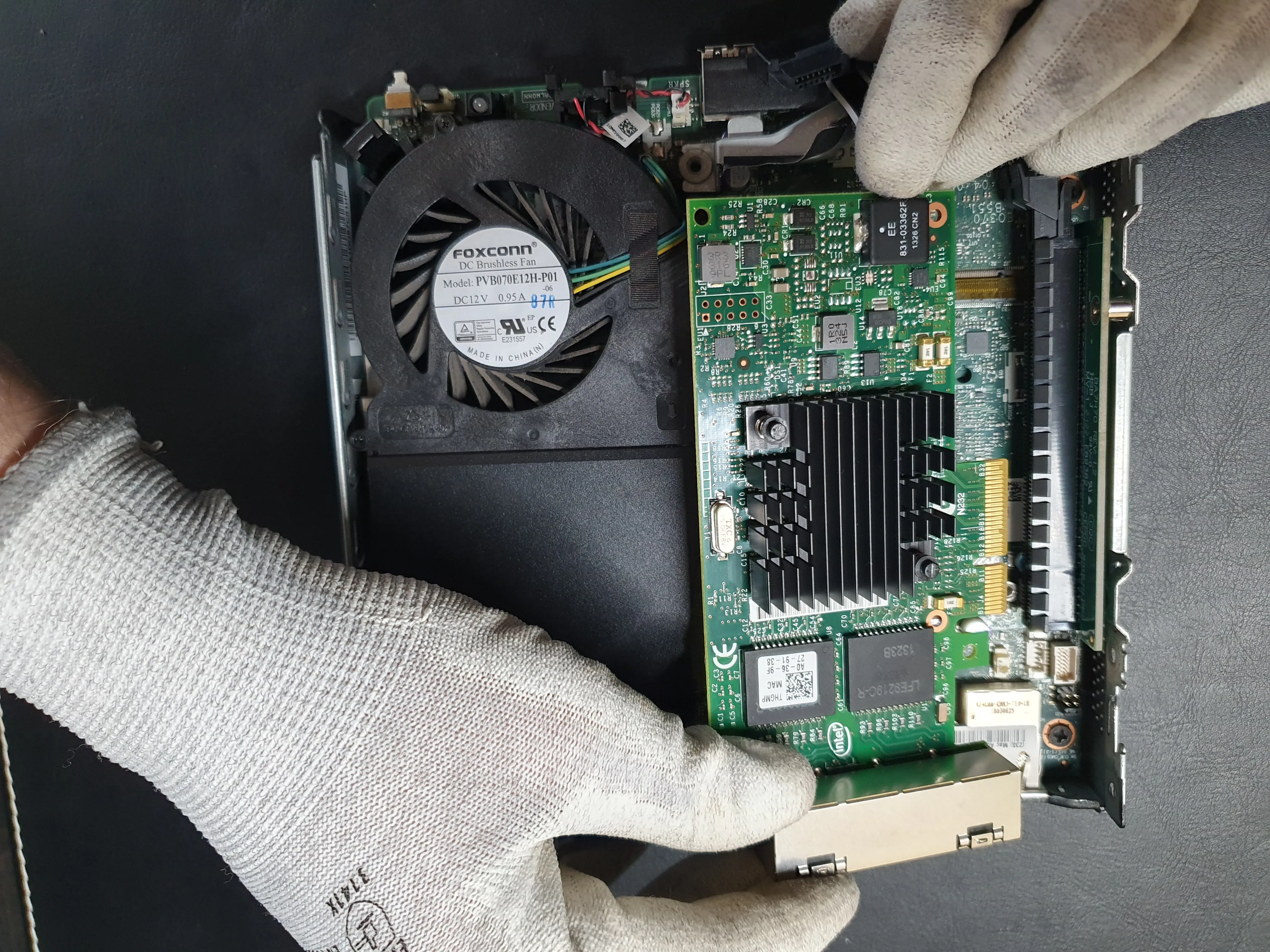 Placing NIC inside Riser Image